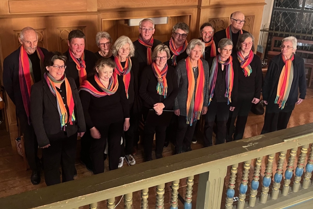 Der Chor Salt'n'Light singt auf der Empore der Christuskirche.